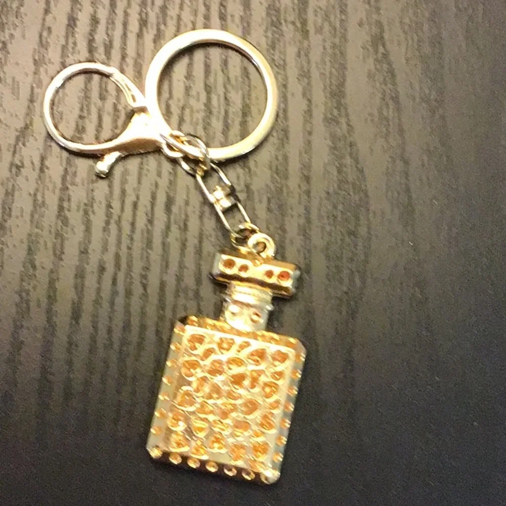 Gold Parfum Key Holder‎